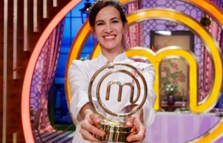 La actriz Laura Londoño, con el trofeo de 'MasterChef Celebrity 8'.
RTVE